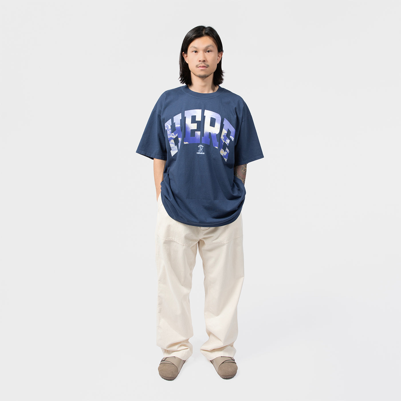 HERE SKY NAVY SS TEE｜ONLINE CERAMICS｜TOPS（トップス）｜【公式